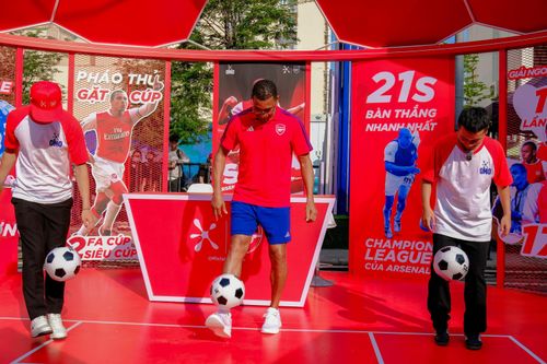 Tiến Linh thắng huyền thoại Arsenal trong màn tâng bóng