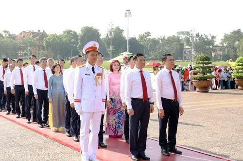 Đoàn đại biểu Đảng bộ Petrovietnam vào Lăng viếng Chủ tịch Hồ Chí Minh
