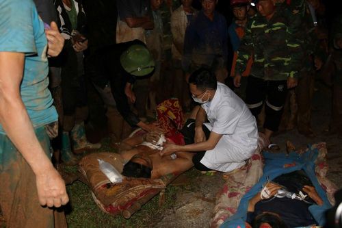 Xuyên đêm tiếp cận hỗ trợ người dân vùng lũ Tìa Dình