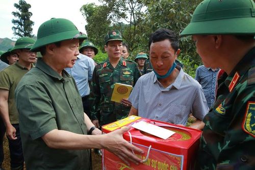 Phó Thủ tướng Trần Hồng Hà thăm hỏi, động viên người dân bị thiệt hại do lũ quét, sạt lở đất tại Điện Biên