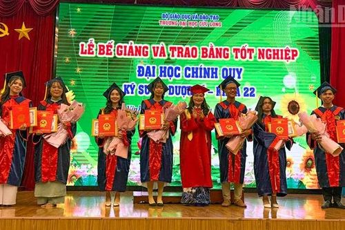 Trường đại học Cửu Long trao bằng tốt nghiệp cho 227 kỹ sư, dược sĩ