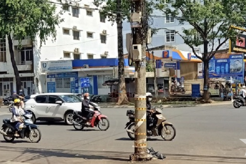 Những cột điện án ngữ lòng đường
