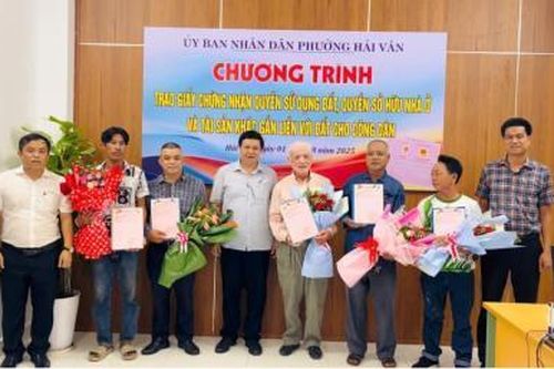 Phường Hải Vân trao Giấy chứng nhận quyền sử dụng đất cho 7 công dân đầu tiên sau sáp nhập