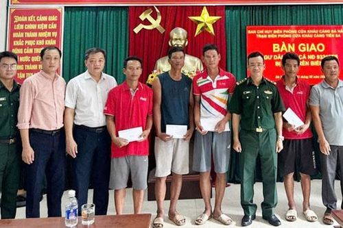 4 ngư dân trôi dạt trên biển được đưa về đất liền an toàn
