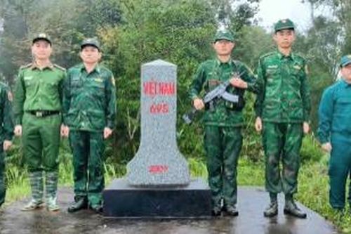 Công an xã Hùng Sơn phối hợp tuần tra đường biên, cột mốc biên giới Việt-Lào