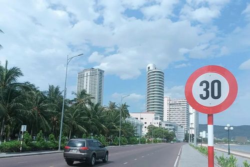 Lắp biển báo 30km/giờ cho xe điện ở Gia Lai: Đúng luật, nhưng chưa hợp lý