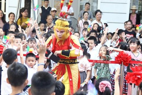'Tề Thiên Đại Thánh' bất ngờ xuất hiện trong ngày đầu học sinh vào lớp 1