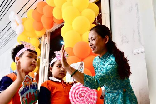 Học sinh lớp 1 háo hức ngày tựu trường