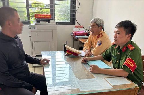 Tài xế xe công nghệ đập vỡ kính chiếu hậu xe tải do mâu thuẫn giao thông