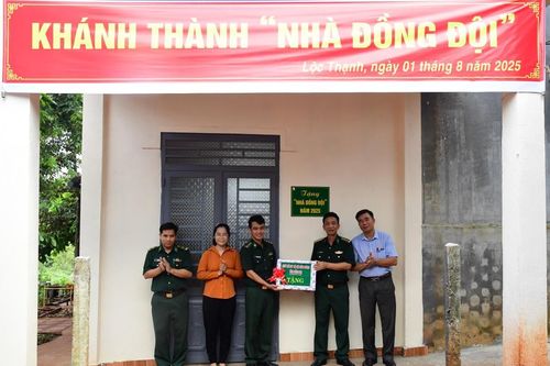 Bàn giao 'Nhà đồng đội' cho quân nhân khó khăn về nhà ở