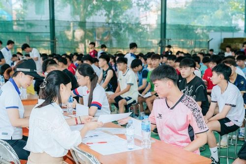 Tuyển bổ sung lớp 10 tại TP Hồ Chí Minh: Trường 'trắng hồ sơ', trường 'vỡ trận' vì vượt chỉ tiêu