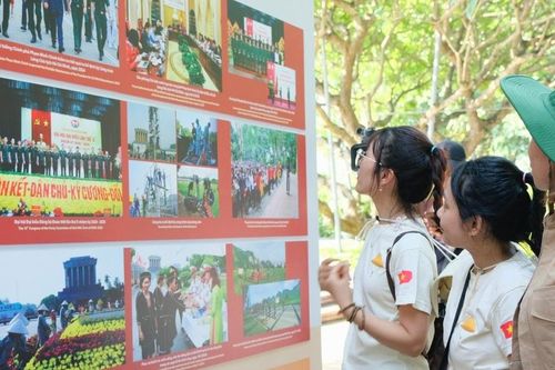 'Lăng Bác – Trái tim Tổ quốc': Không gian trầm lắng, lan tỏa tinh thần yêu nước
