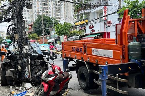 Xe bán tải mất lái gây tai nạn nghiêm trọng, tài xế nghi bị đột quỵ