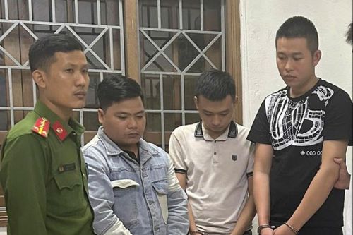 Đánh hội đồng bạn cờ bạc, ép chuyển khoản lại tiền rồi cướp luôn điện thoại