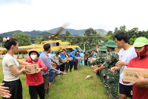 Trực thăng Mi-171 đưa 2 tấn hàng cứu trợ khẩn cấp tới vùng lũ Điện Biên