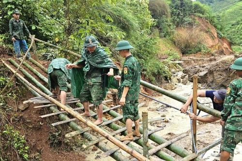 Hình ảnh bộ đội mở đường tạm, di chuyển người và tài sản khỏi vùng lũ ở Sơn La