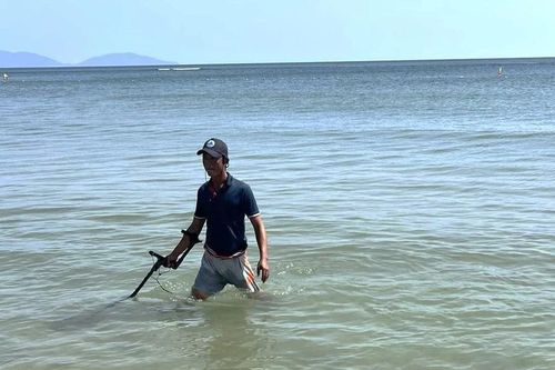 Khách Tây tìm được nhẫn đính hôn rơi ở biển Đà Nẵng: 'Con người ở đây thật tuyệt vời'