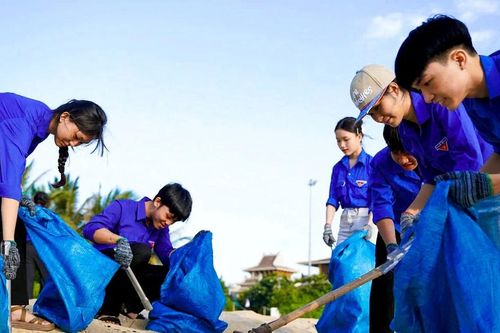 Bạn trẻ Đà Nẵng, Cần Thơ ra quân vệ sinh môi trường