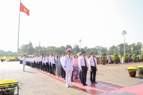 Đoàn đại biểu Đảng bộ Petrovietnam vào Lăng viếng Chủ tịch Hồ Chí Minh