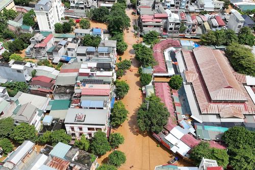 Hình ảnh một xã ở Sơn La ngập trong biển nước đục ngầu, cảnh hiếm thấy sau 50 năm