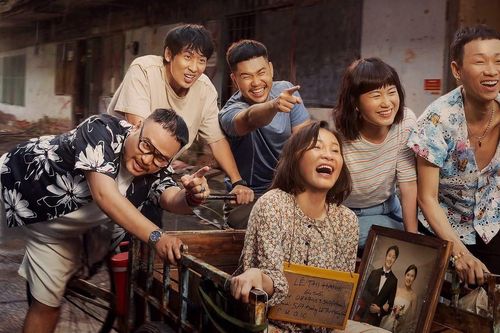 Vừa ra rạp đã làm khán giả rơi nước mắt, 'Mang mẹ đi bỏ' thu hơn 40 tỷ