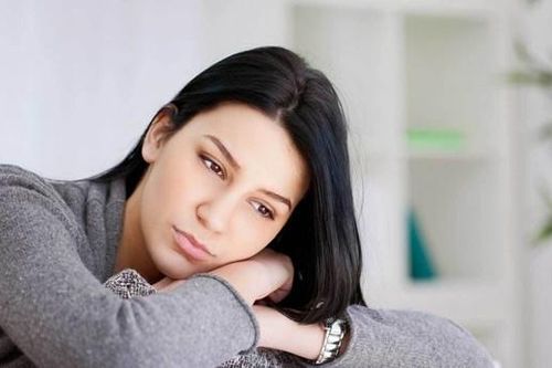 Mở cửa phòng mẹ chồng lúc đêm muộn, tôi chết lặng nhận ra mình đã quá vô tâm