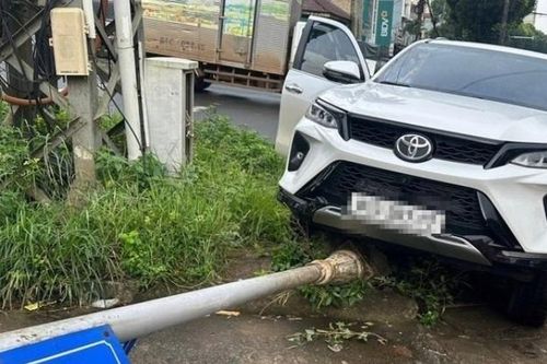 Vụ lái xe bất tỉnh tông ô tô vào biển báo: Tài xế có tiền sử 4 lần ngất đột ngột