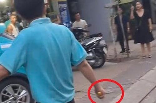 Taxi tông sập tường nhà dân ở TPHCM, nam tài xế cầm dao đi quanh hiện trường