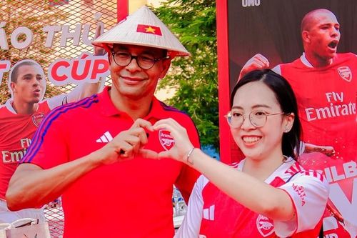 Huyền thoại Arsenal gây sốt với nón lá, tâng bóng cùng Tiến Linh