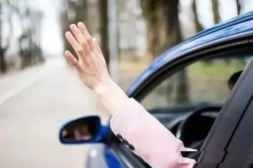 Tại sao không mở cửa sổ khi lái xe trên cao tốc?