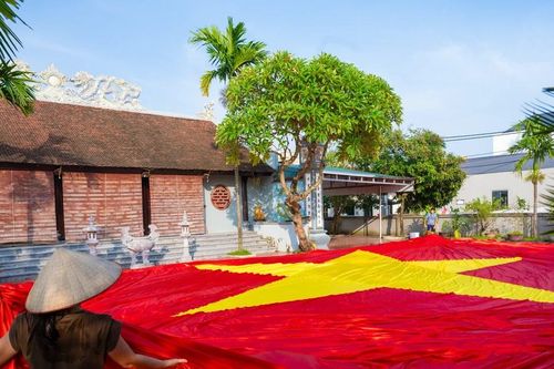 Tất bật may lá cờ Tổ quốc khổng lồ 600m2 chào mừng 80 năm Quốc khánh 2/9