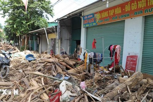 'Rác gỗ' án ngữ trước nhà dân vùng tâm lũ Tương Dương