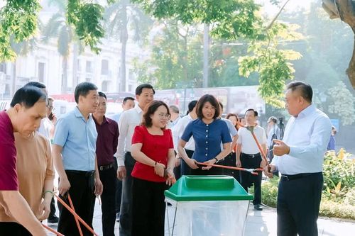 Chủ tịch thành phố Hà Nội: Mỗi người dân Thủ đô là một 'chiến sĩ môi trường'