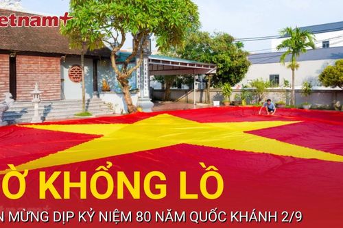 Cận cảnh cờ đỏ sao vàng 600m2 khổng lồ, phủ kín sân đình làng
