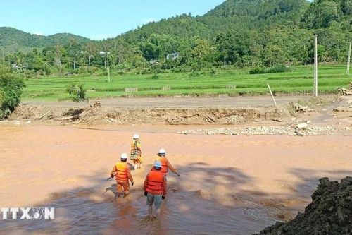 Điện lực Sơn La khôi phục cấp điện cho khách hàng vùng lũ Sông Mã-Sốp Cộp