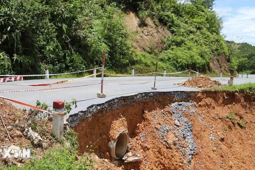 Cận cảnh mưa lũ khốc liệt tàn phá hạ tầng giao thông tại Nghệ An