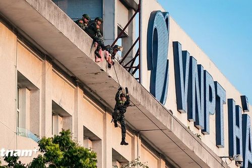 Gay cấn màn trình diễn chống khủng bố của lực lượng công an trên phố đi bộ