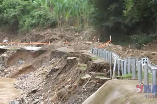 Quốc lộ 7 -Tuyến đường huyết mạch miền Tây Nghệ An nứt toác, sạt lở nghiêm trọng