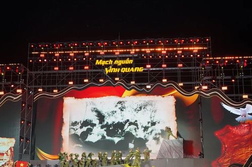 Chương trình 'Mạch nguồn vinh quang' tri ân sâu sắc đồng bào, chiến sỹ