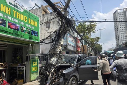 Tài xê ô tô bán tải nghi đột quỵ tông gãy cột điện, một người bị thương nặng