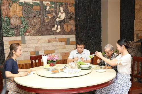 Ngọn lửa tiếng Việt 4 thế hệ cháy mãi nơi đất Lào
