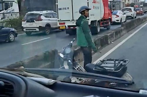 TP Hồ Chí Minh: Xác minh vụ tài xế Grab dùng thanh sắt đập vỡ kính chiếu hậu xe tải