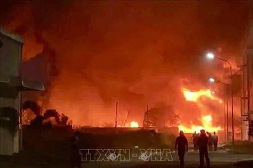 Tây Ninh: Nỗ lực khống chế đám cháy lớn tại xưởng sản xuất đèn cầy