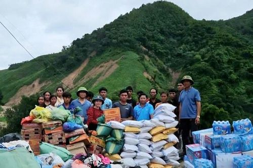 Xúc động người dân vùng lũ Nghệ An chia sẻ hàng cứu trợ với nhân dân nước bạn Lào