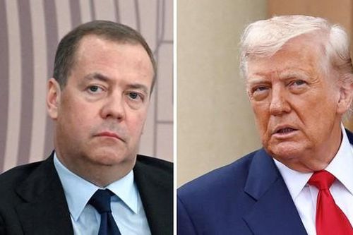 Tổng thống Mỹ Donald Trump điều 2 tàu ngầm hạt nhân đến khu vực gần Nga