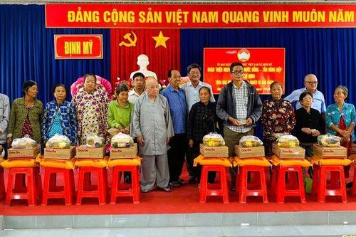Xã Định Mỹ trao 200 phần quà cho người dân có hoàn cảnh khó khăn