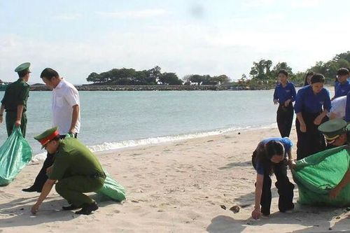 Đồn Biên phòng Tiên Hải thu gom 1,5 tấn rác thải ở bãi biển