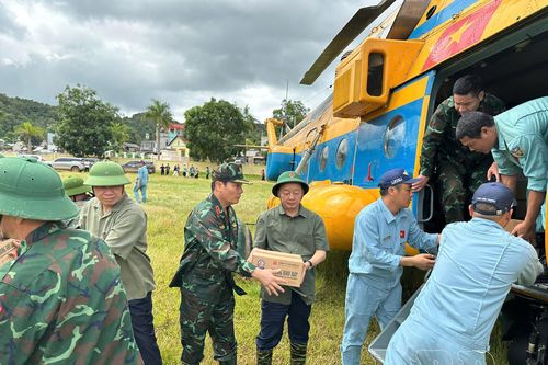 Máy bay trực thăng chở hàng cứu trợ người dân vùng lũ quét tại Điện Biên