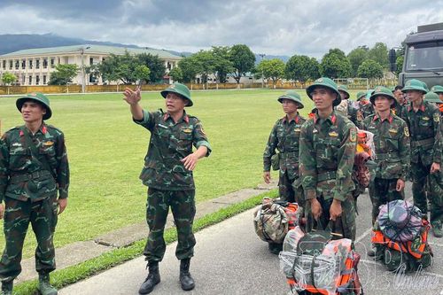 Trung đoàn 82 tăng cường gần 100 cán bộ, chiến sĩ hỗ trợ vùng lũ