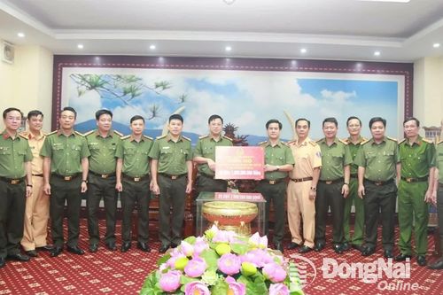 Công an tỉnh Đồng Nai trao tặng 1,6 tỷ đồng khắc phục hậu quả do bão số 3 tại Nghệ An